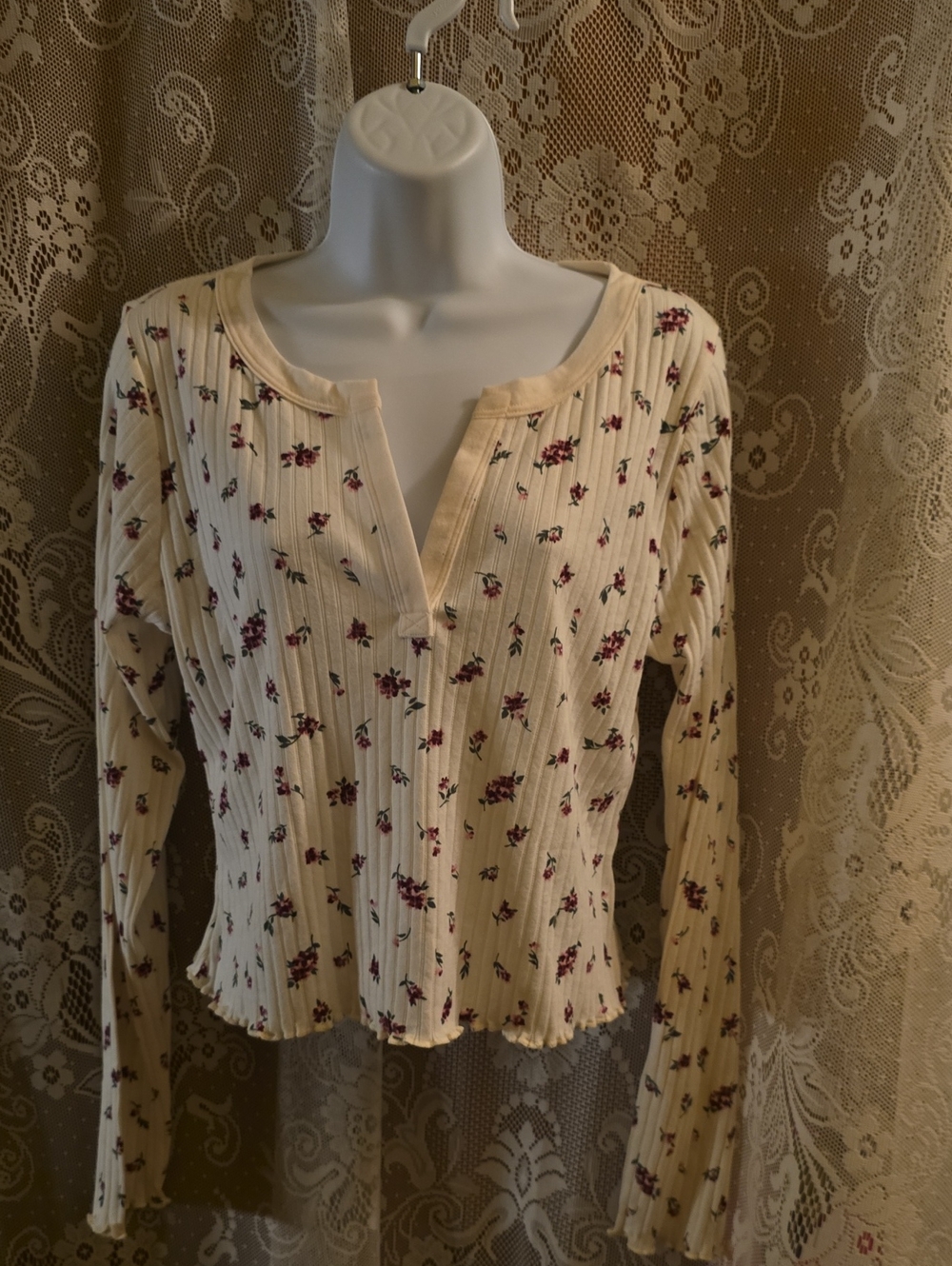 Ne2 Old Navy Women's M‎ Rose Cream Floral Ribbed Long-Sleeve Henley Crop Top